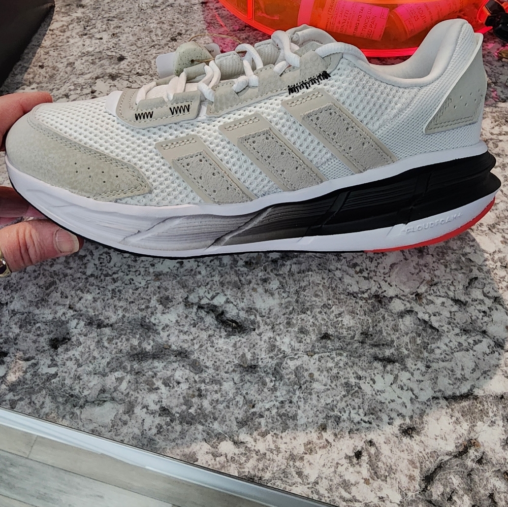 New In Box Adidas Women's White and Beige Sneakers Sz Women 9/ Men 8